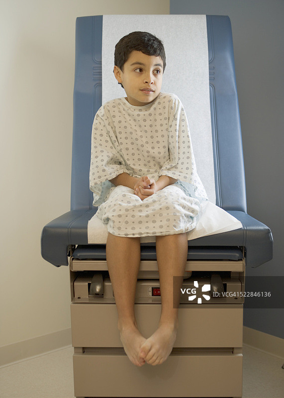 考场上紧张的男孩图片素材