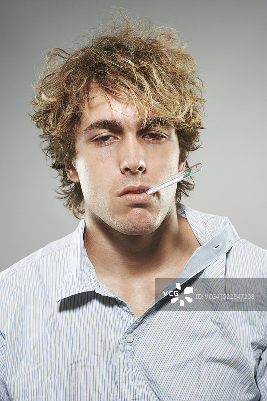 口含体温计的男人图片素材