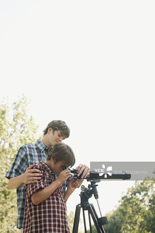 男孩们使用望远镜图片素材