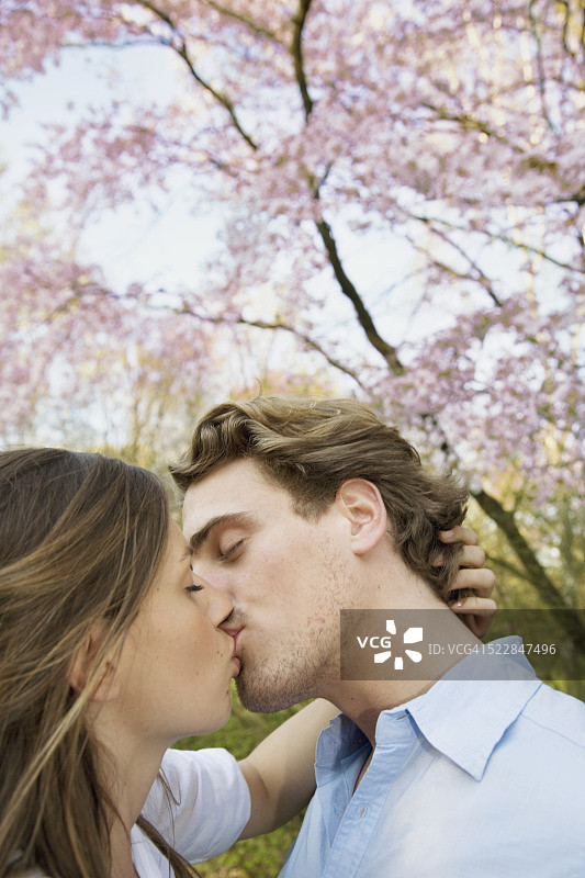 接吻的情侣图片素材