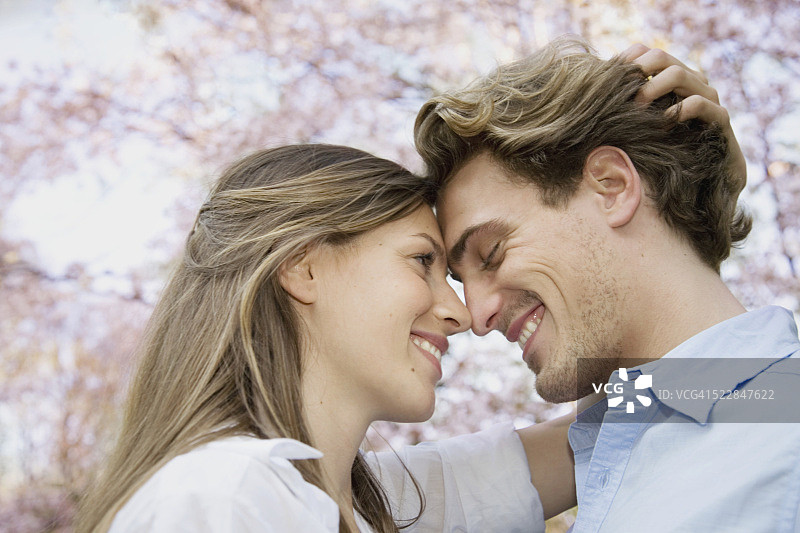 情侣亲密地碰鼻子图片素材