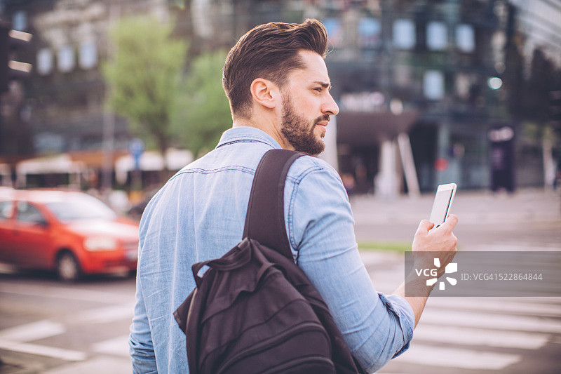 年轻男人等待出租车图片素材