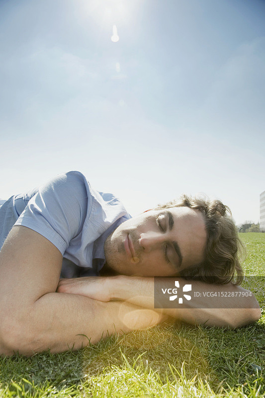 男人在草坪上午睡图片素材