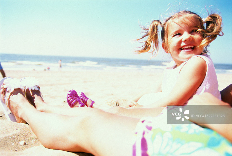 和母亲在海滩的女孩图片素材