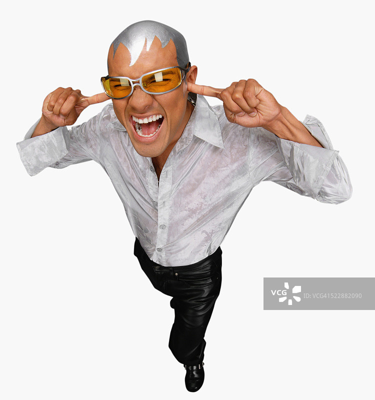 捂着耳朵的锐舞者图片素材