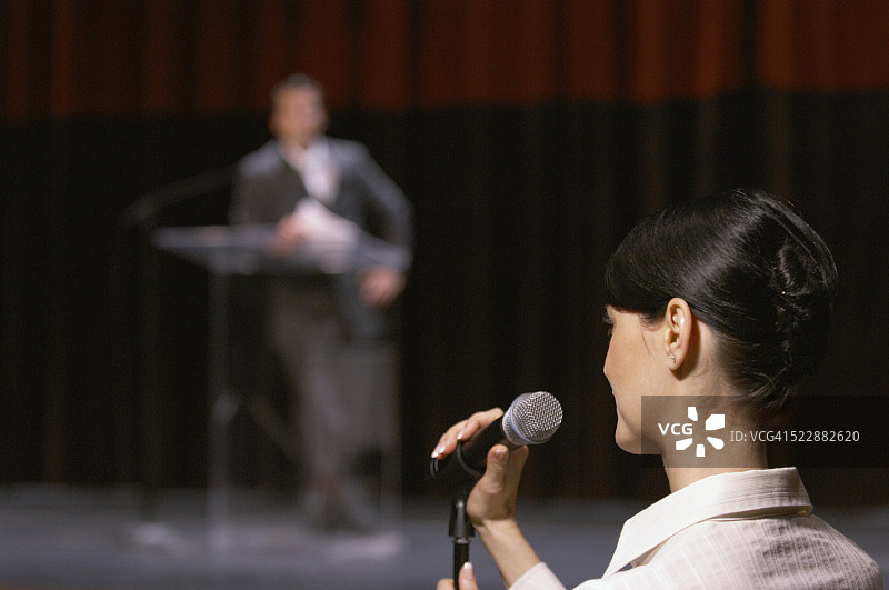 站在麦克风前的女人图片素材