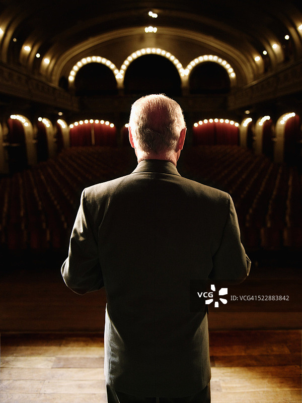 舞台上的演讲者图片素材