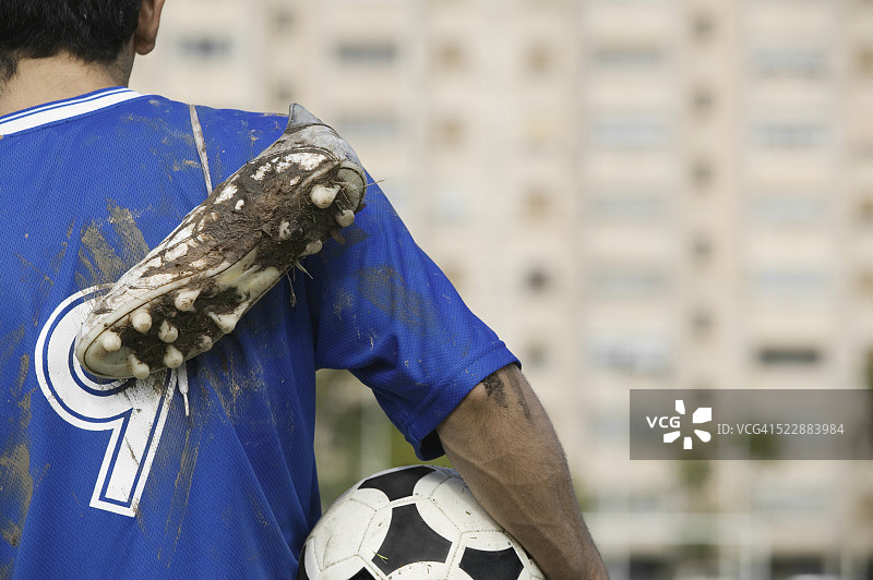携带泥泞足球鞋的足球运动员图片素材