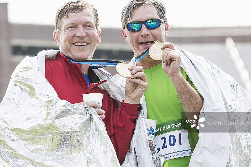 参加公路赛的男人获奖庆祝胜利图片素材