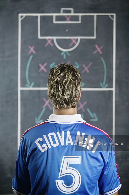 足球运动员在黑板上研究战术图片素材