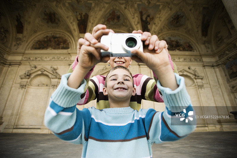 兄妹使用相机图片素材