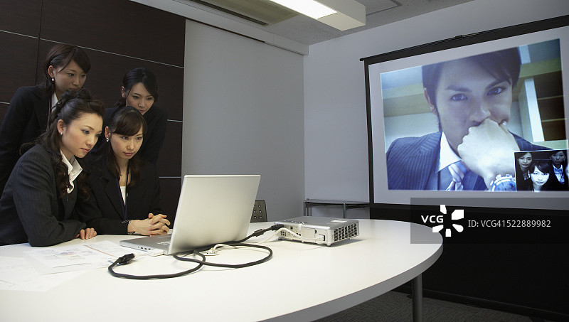 参加电话会议的年轻商务人士图片素材