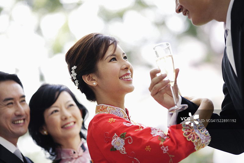 新婚夫妇在招待会上祝酒图片素材