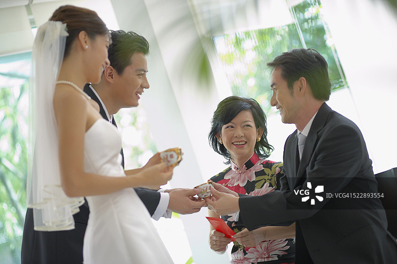 新娘和新郎敬茶图片素材