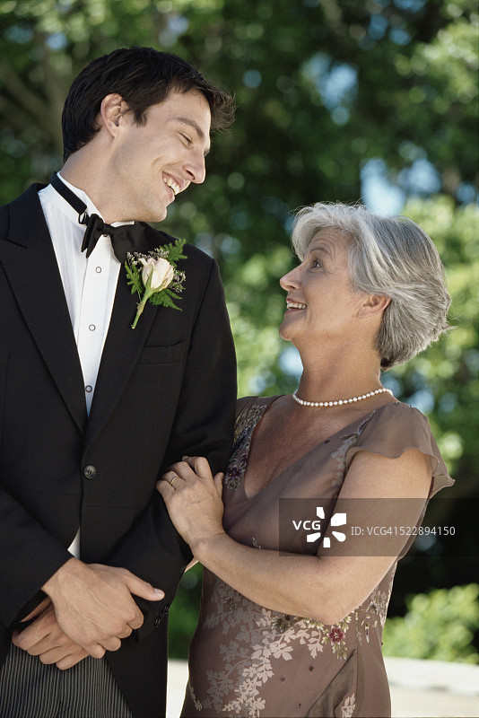 新郎与母亲在婚礼上的合影图片素材