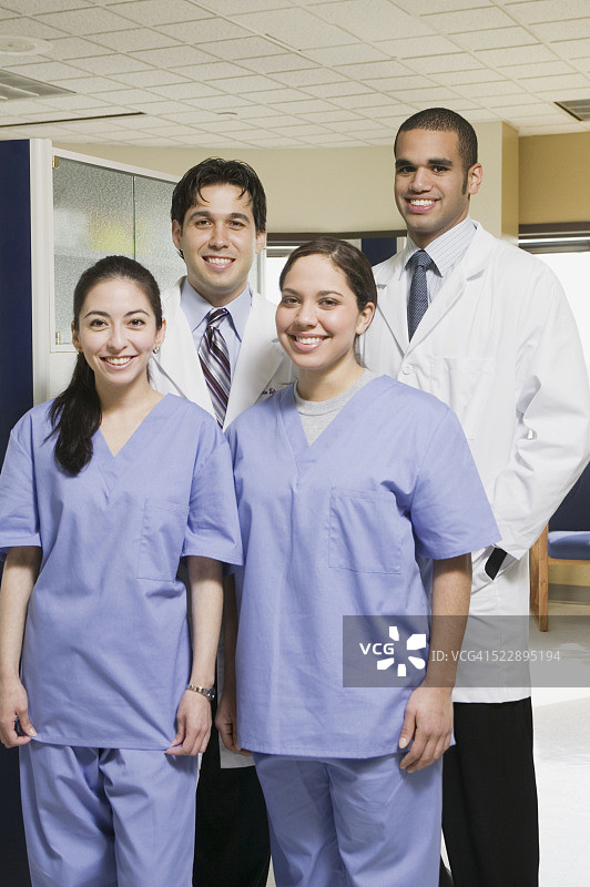 微笑的牙医和牙科保健员图片素材