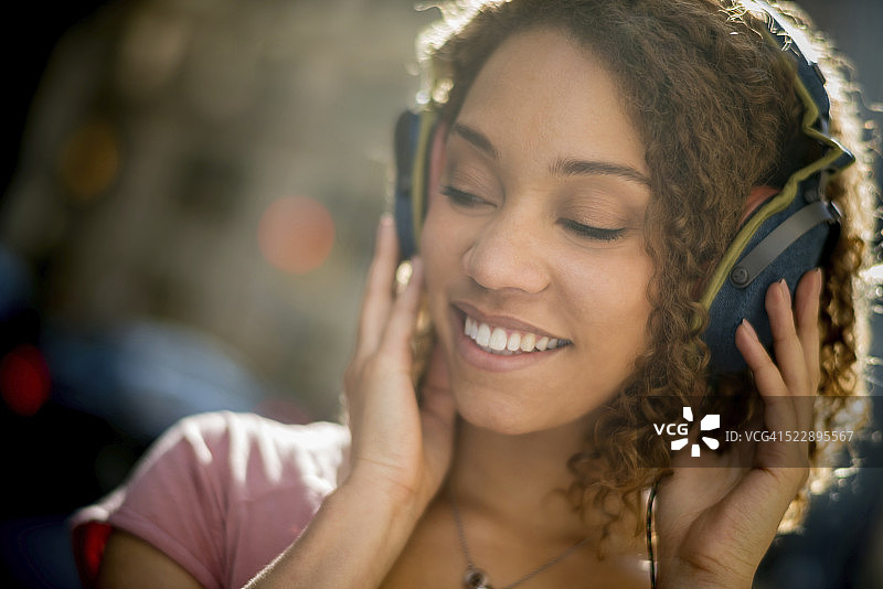 黑人女性听音乐图片素材