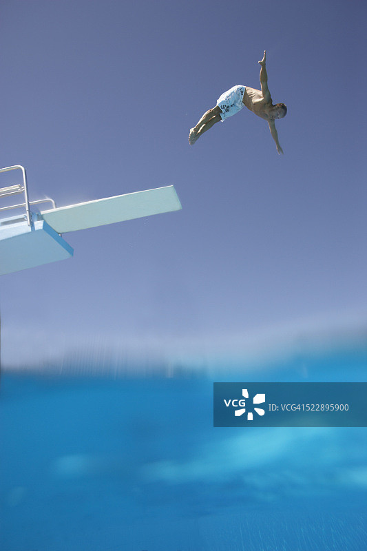 潜水员从跳板跳下图片素材