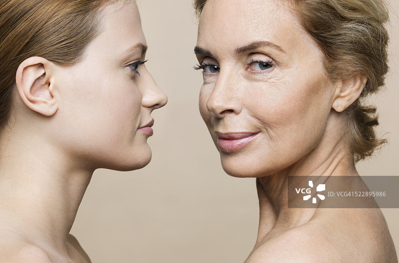 两个女人的摄影棚拍摄图片素材