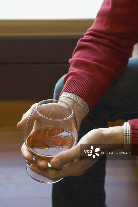 喝白兰地的男人图片素材