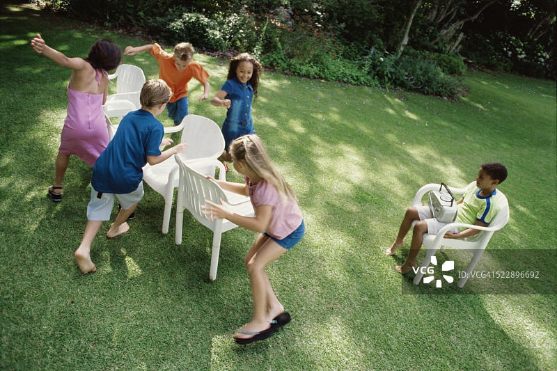 孩子们在后院玩抢椅子游戏图片素材