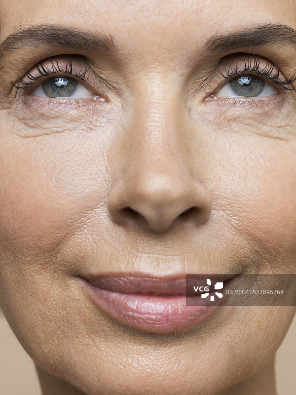 微笑的中年妇女的影棚照片图片素材