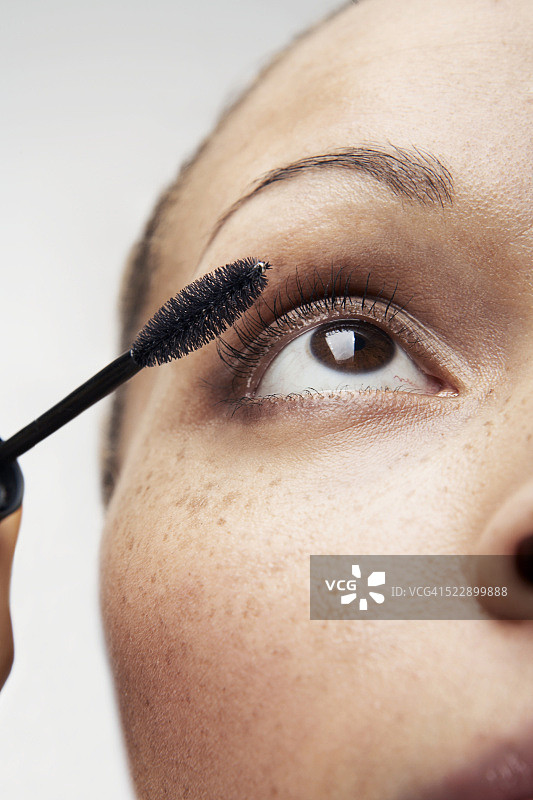 女人涂睫毛膏图片素材