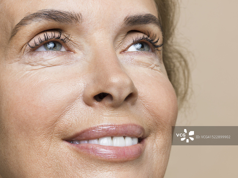 微笑的中年妇女的影棚照片图片素材