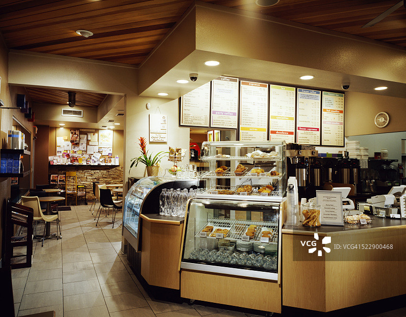 咖啡店柜台附近的糕点展示图片素材