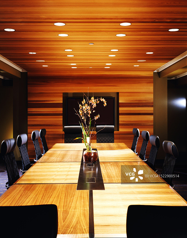 椅子环绕的会议桌正面图图片素材