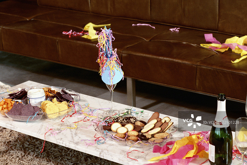 大型派对后凌乱的桌子特写图片素材