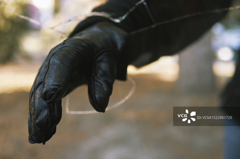 小偷破窗而入图片素材