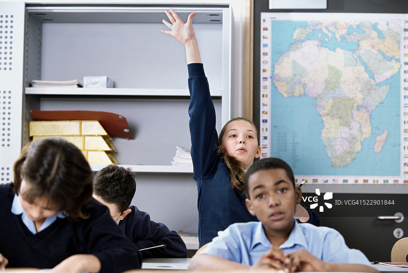 充满活力的女学生课堂举手图片素材