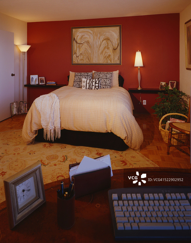 现代卧室，前景为家庭办公电脑桌图片素材