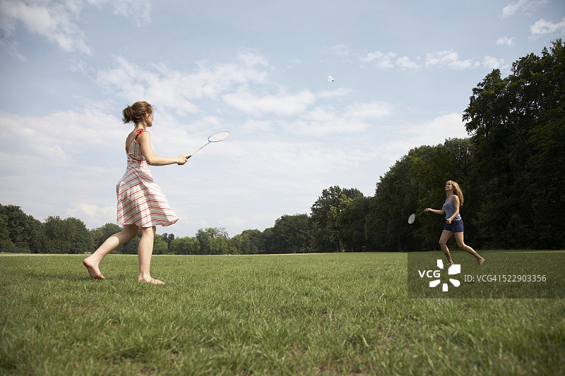 两个朋友在打羽毛球图片素材