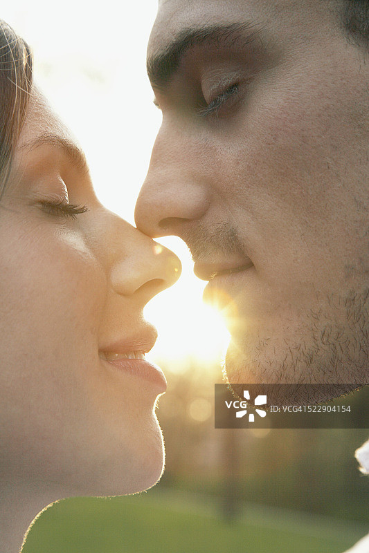 充满爱意的情侣面对面图片素材