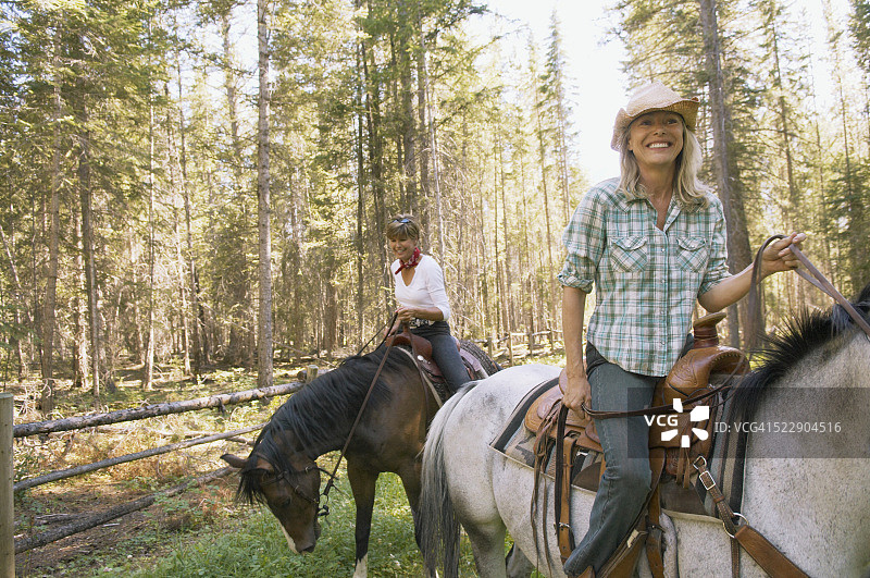 两位女士骑马图片素材