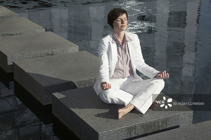 莲花座姿势的商务女性图片素材