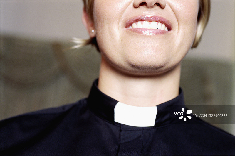 穿着神职人员领子的女人图片素材