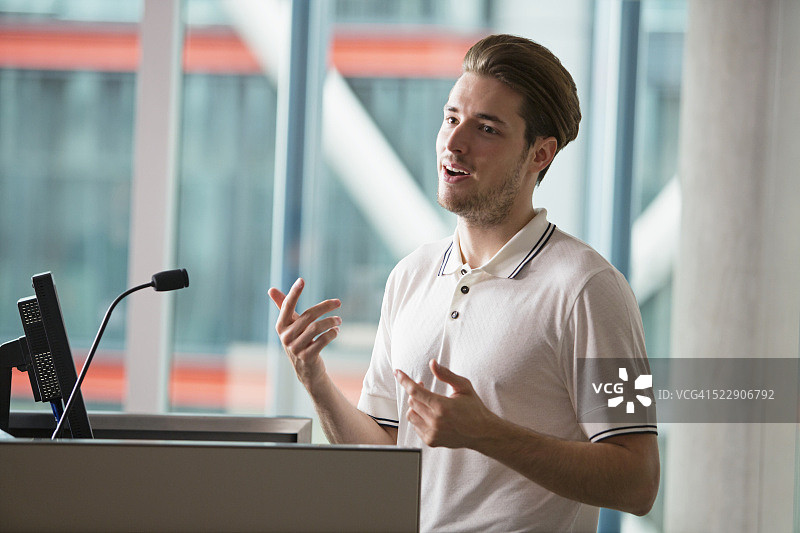 年轻男人在演讲图片素材