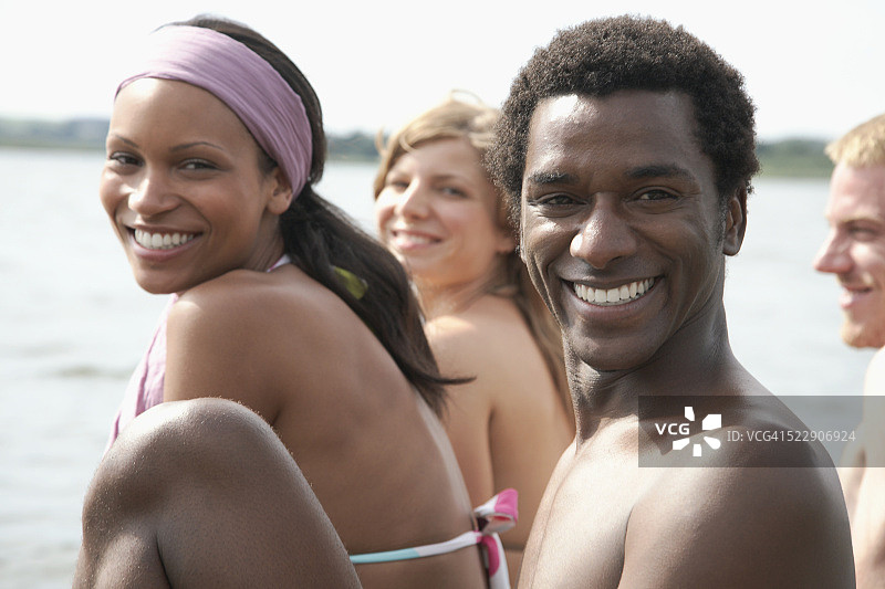 湖边的朋友们图片素材