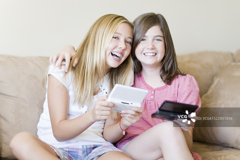 玩掌上电子游戏的女孩图片素材