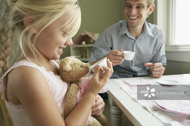 父女一起喝下午茶图片素材