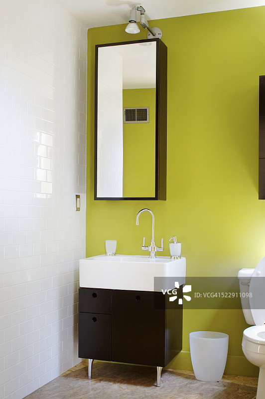 现代浴室中的白色瓷砖墙图片素材