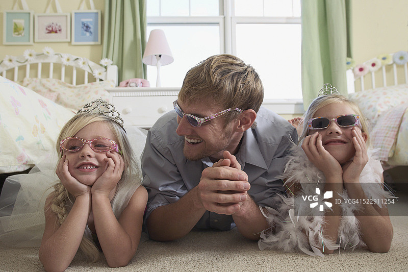 父女玩装扮游戏图片素材