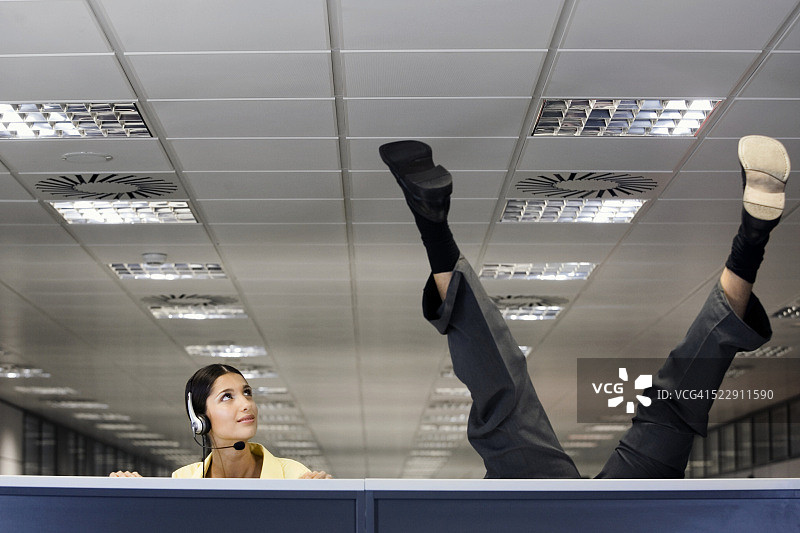 商务人士做倒立，女商人观看图片素材