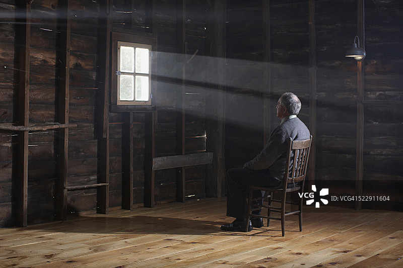 男人在窗边眺望图片素材