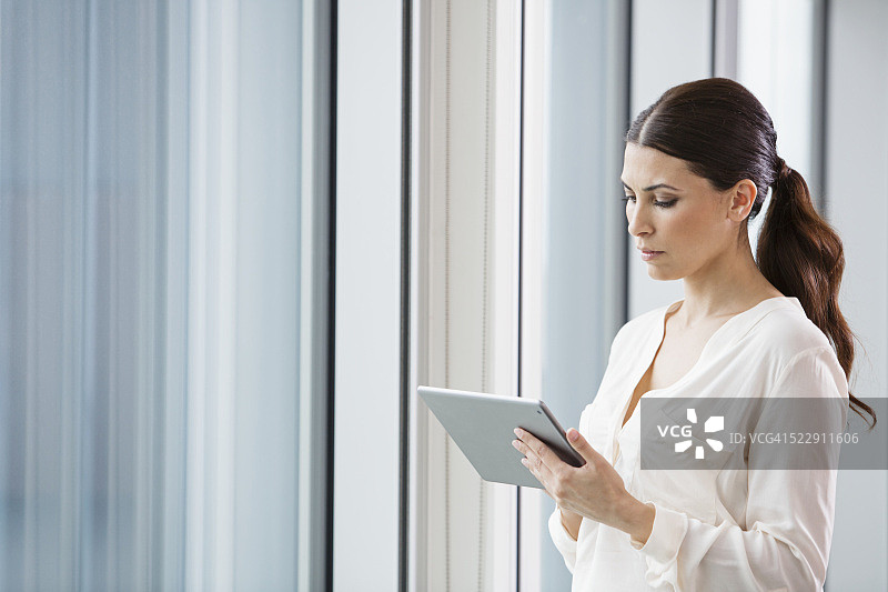 女性使用平板电脑图片素材