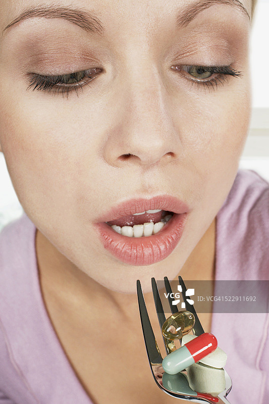 吃药丸的女人图片素材