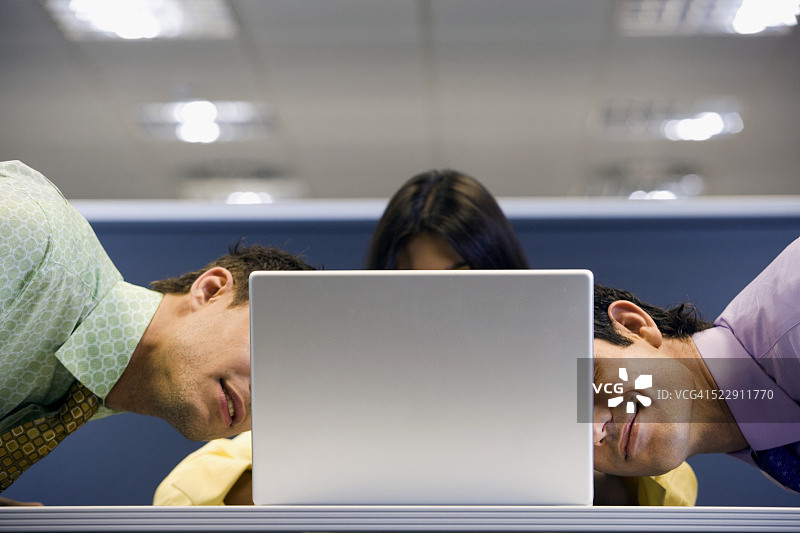 窥探女商人笔记本电脑的男商人图片素材